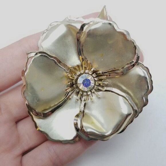 Vintage Large Gold Tone Flower Shape Brooch, Rhinestone Center, Retro Statement - Picture 1 of 6